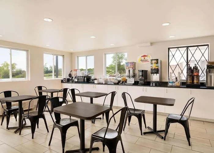 Super 8 By Wyndham Portland/Westbrook Area